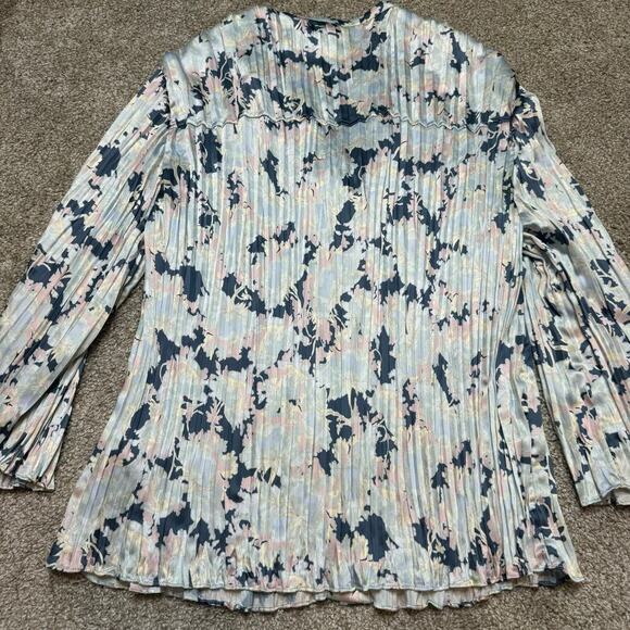 VINCE Top Lotus Pleated Floral Crinkle Blue Pink Blouse Button Down Satin Size M - Picture 2 of 8